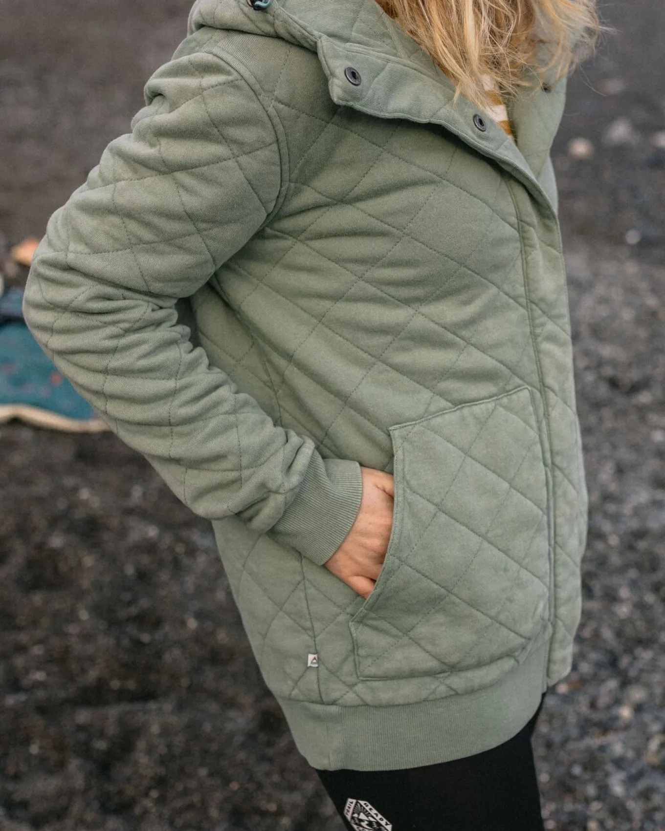 Clementine Recycelter Gesteppter Kapuzenpullover knöpfbar - Pistazie