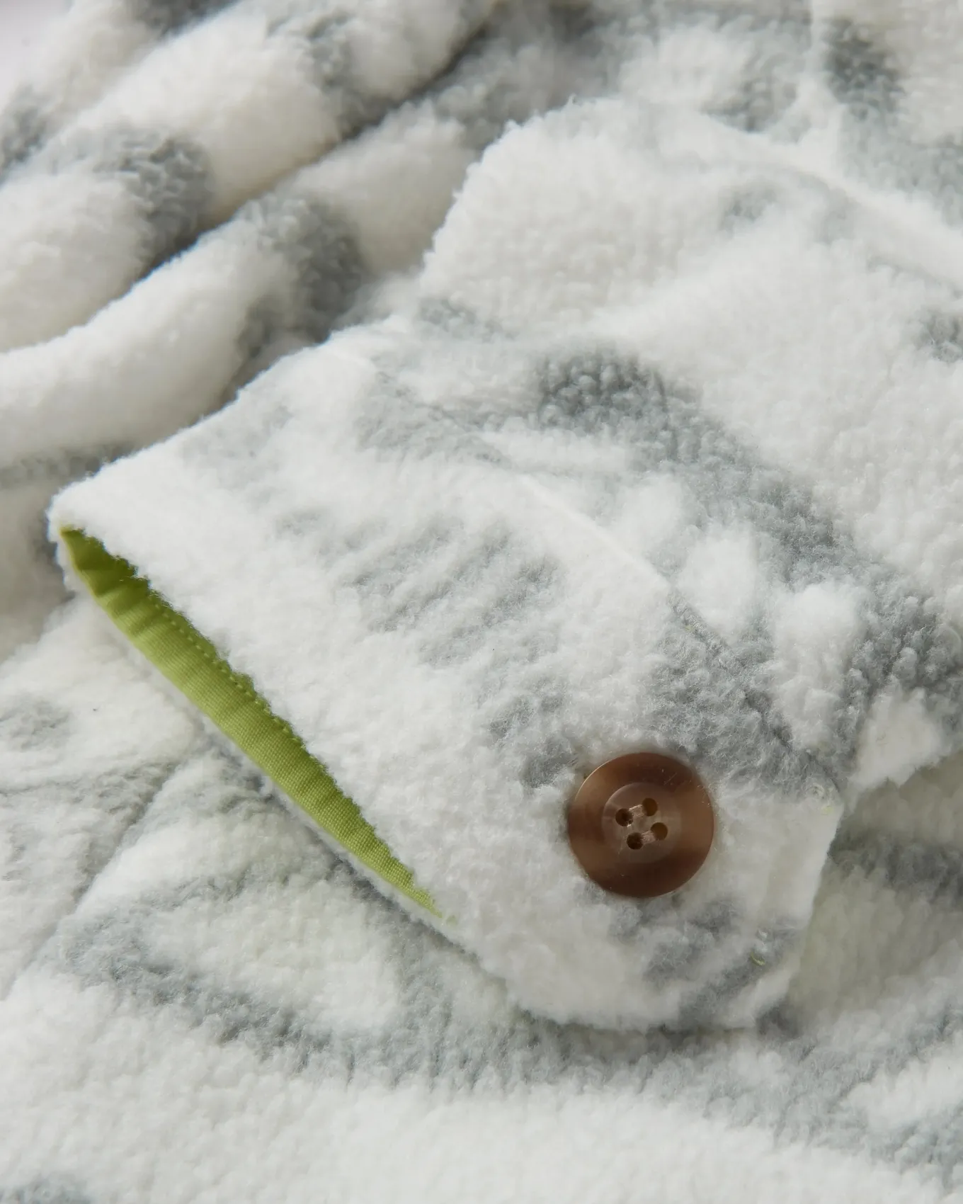 Cloudy 2.0 Recyceltes Sherpa-Fleece-Hemd - Berg Geo Vintage Weiß