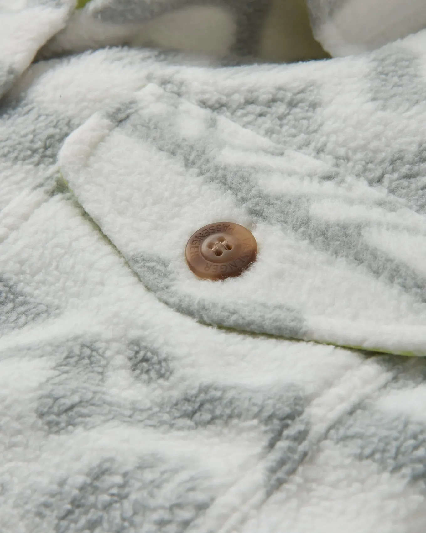Cloudy 2.0 Recyceltes Sherpa-Fleece-Hemd - Berg Geo Vintage Weiß