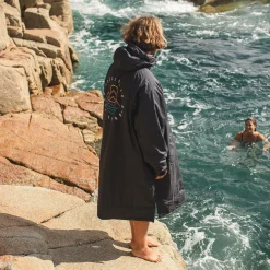 Escapism Recycelter Handtuchgefütterter Surf Poncho - Schwarz
