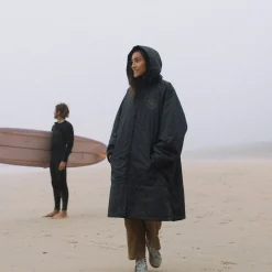 Escapism Recycelter Handtuchgefütterter Surf Poncho - Schwarz