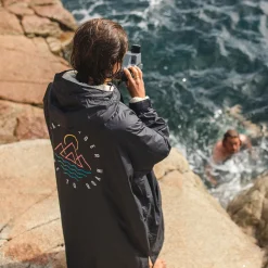 Escapism Recycelter Sherpa-gefütterter Surf Poncho - Schwarz