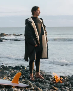 Escapism Recycelter Sherpa-gefütterter Surf Poncho - Schwarz
