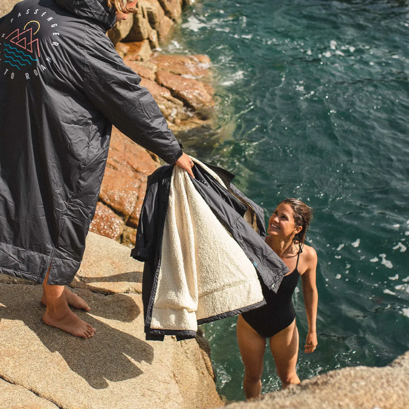 Escapism Recycelter Sherpa-gefütterter Surf Poncho - Schwarz