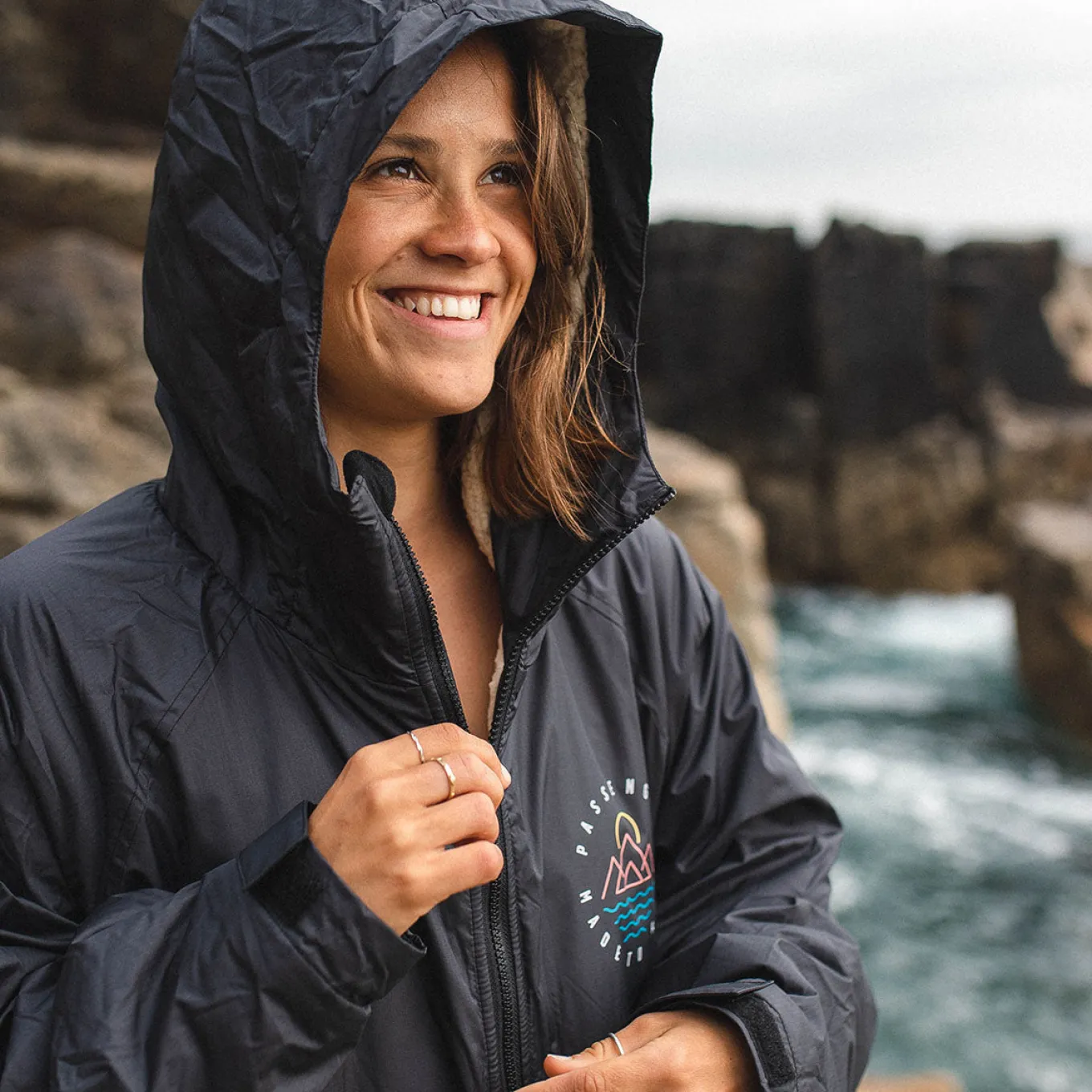 Escapism Recycelter Sherpa-gefütterter Surf Poncho - Schwarz