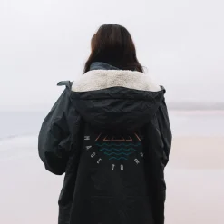 Escapism Recycelter Sherpa-gefütterter Surf Poncho - Schwarz