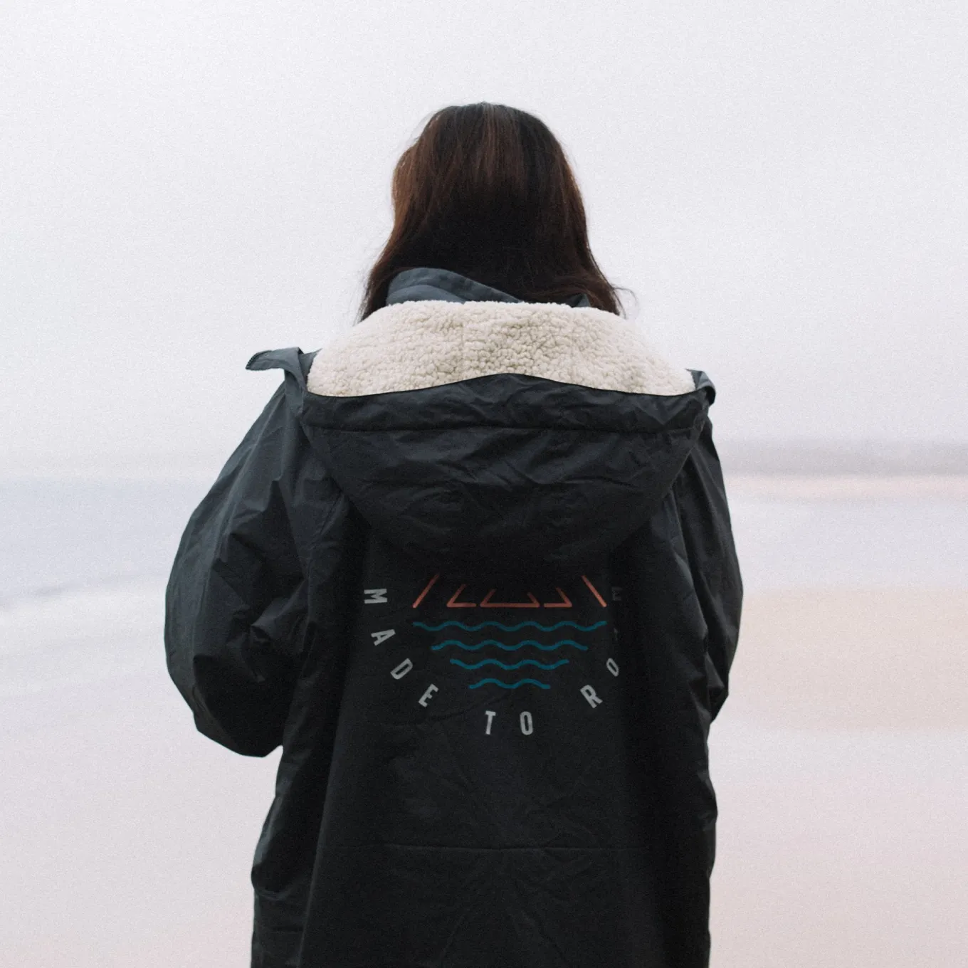 Escapism Recycelter Sherpa-gefütterter Surf Poncho - Schwarz