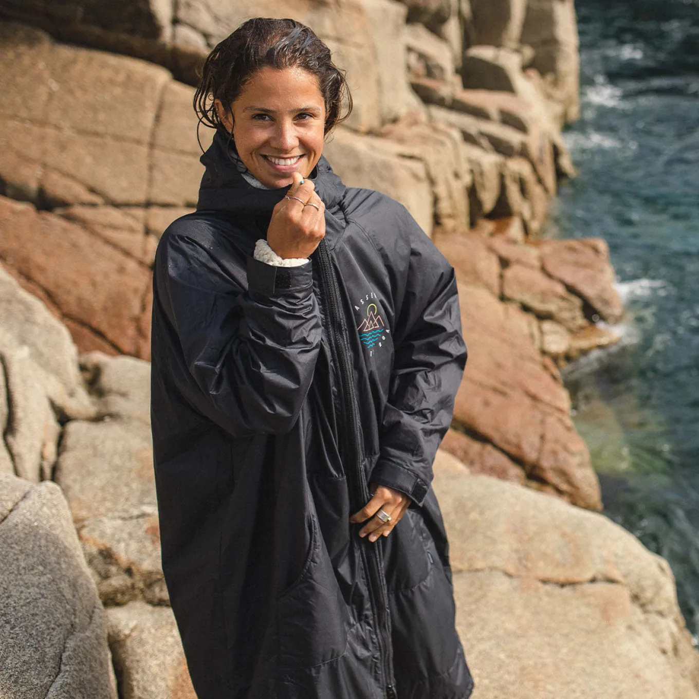 Escapism Recycelter Sherpa-gefütterter Surf Poncho - Schwarz