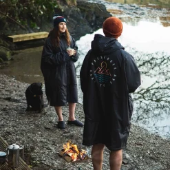Escapism Recycelter Sherpa-gefütterter Surf Poncho - Schwarz