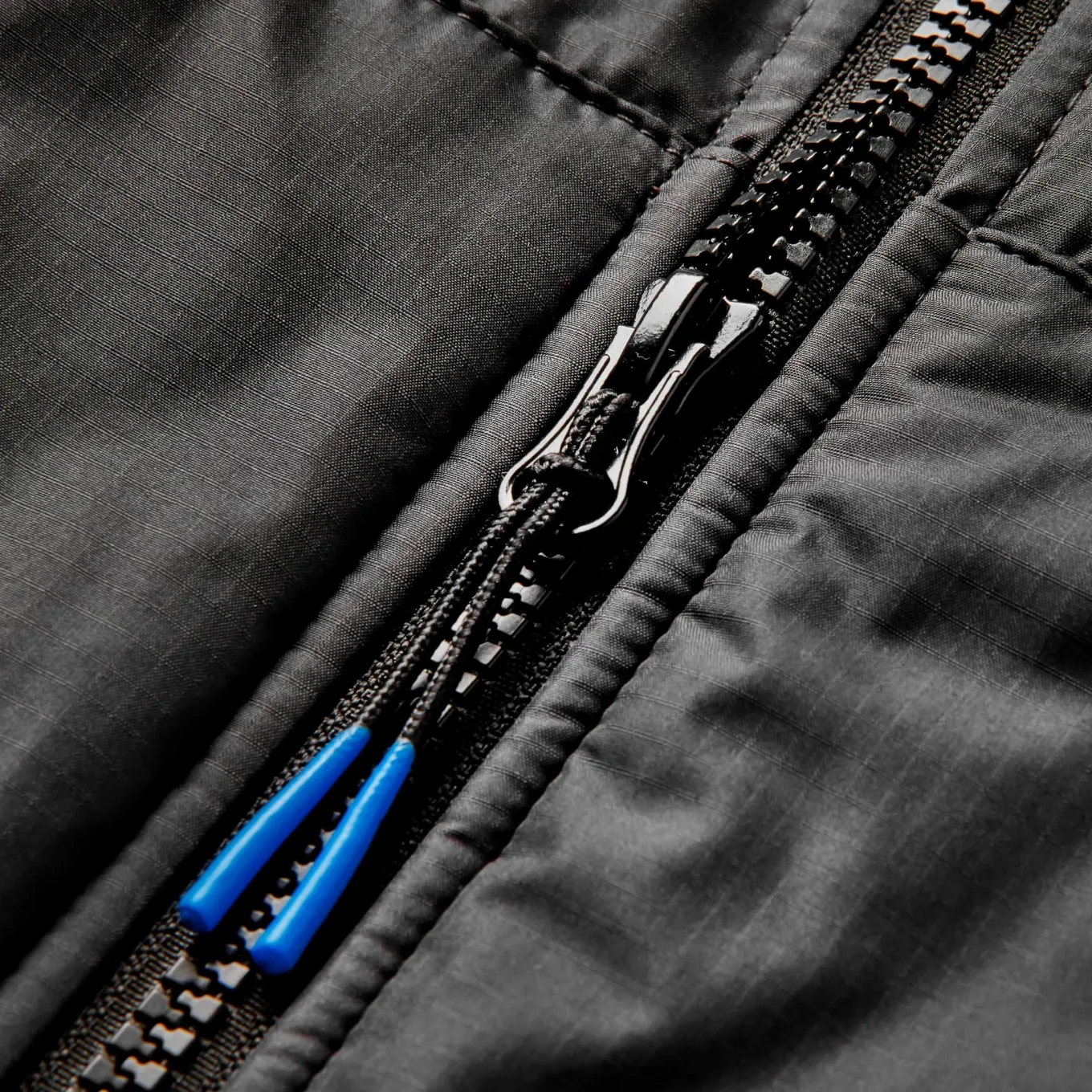 Escapism Recycelter Sherpa-gefütterter Surf Poncho - Schwarz