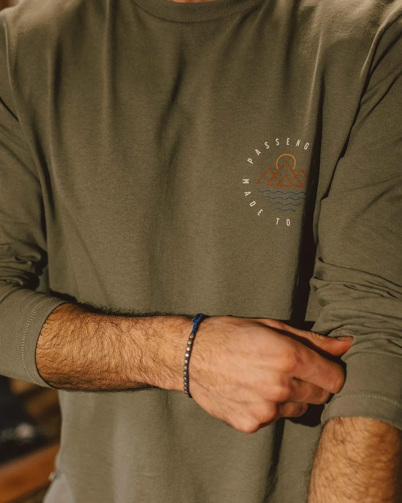 Escapism Recyceltes Langarm-T-Shirt - Staubige Olive