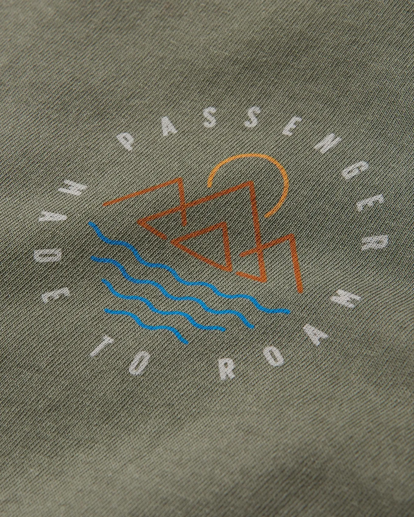 Escapism Recyceltes Langarm-T-Shirt - Staubige Olive