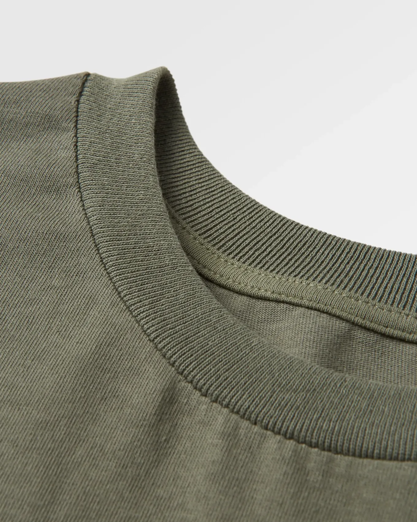Escapism Recyceltes Langarm-T-Shirt - Staubige Olive