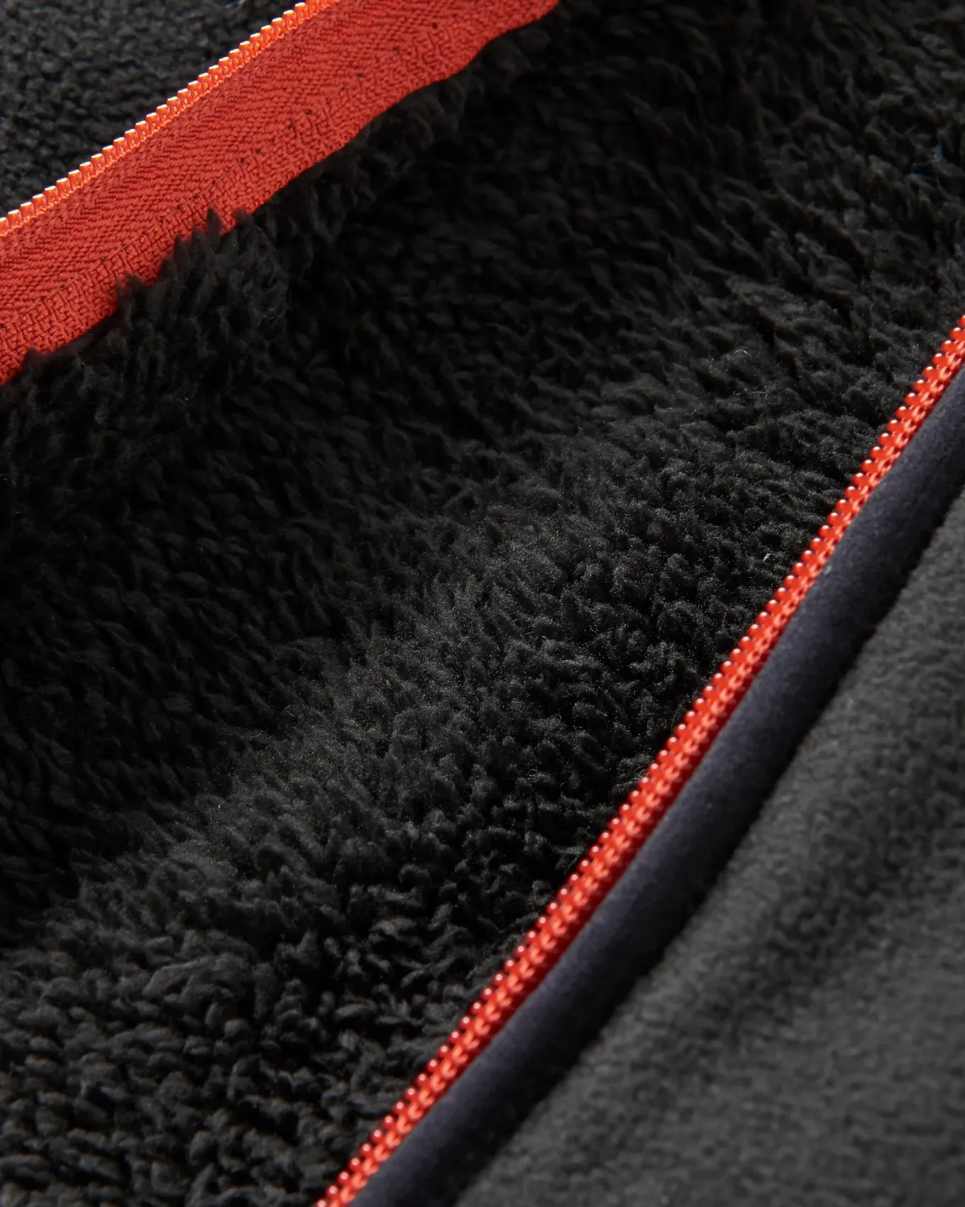 Loch Recyceltes Polarfleece mit Kapuze - Schwarz