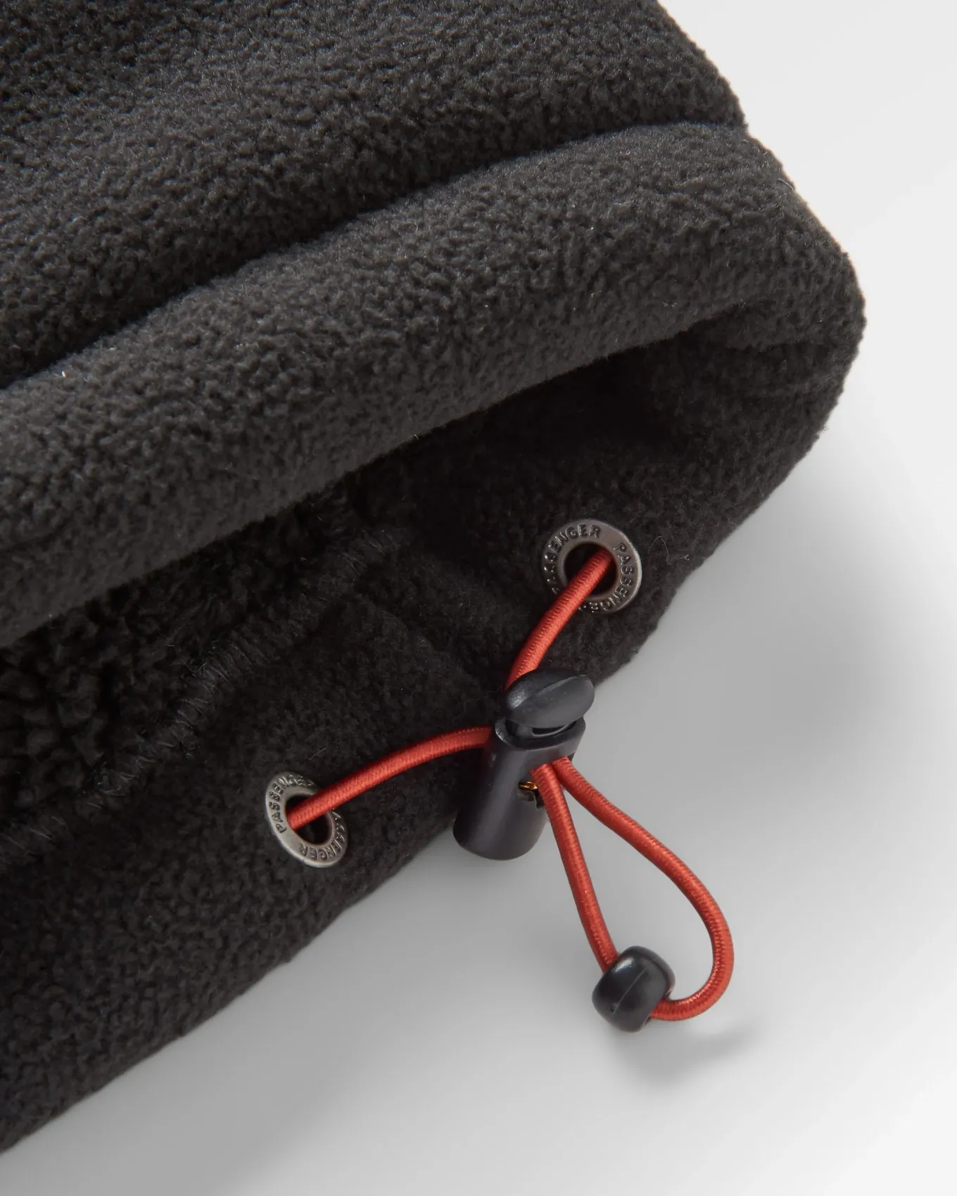 Loch Recyceltes Polarfleece mit Kapuze - Schwarz