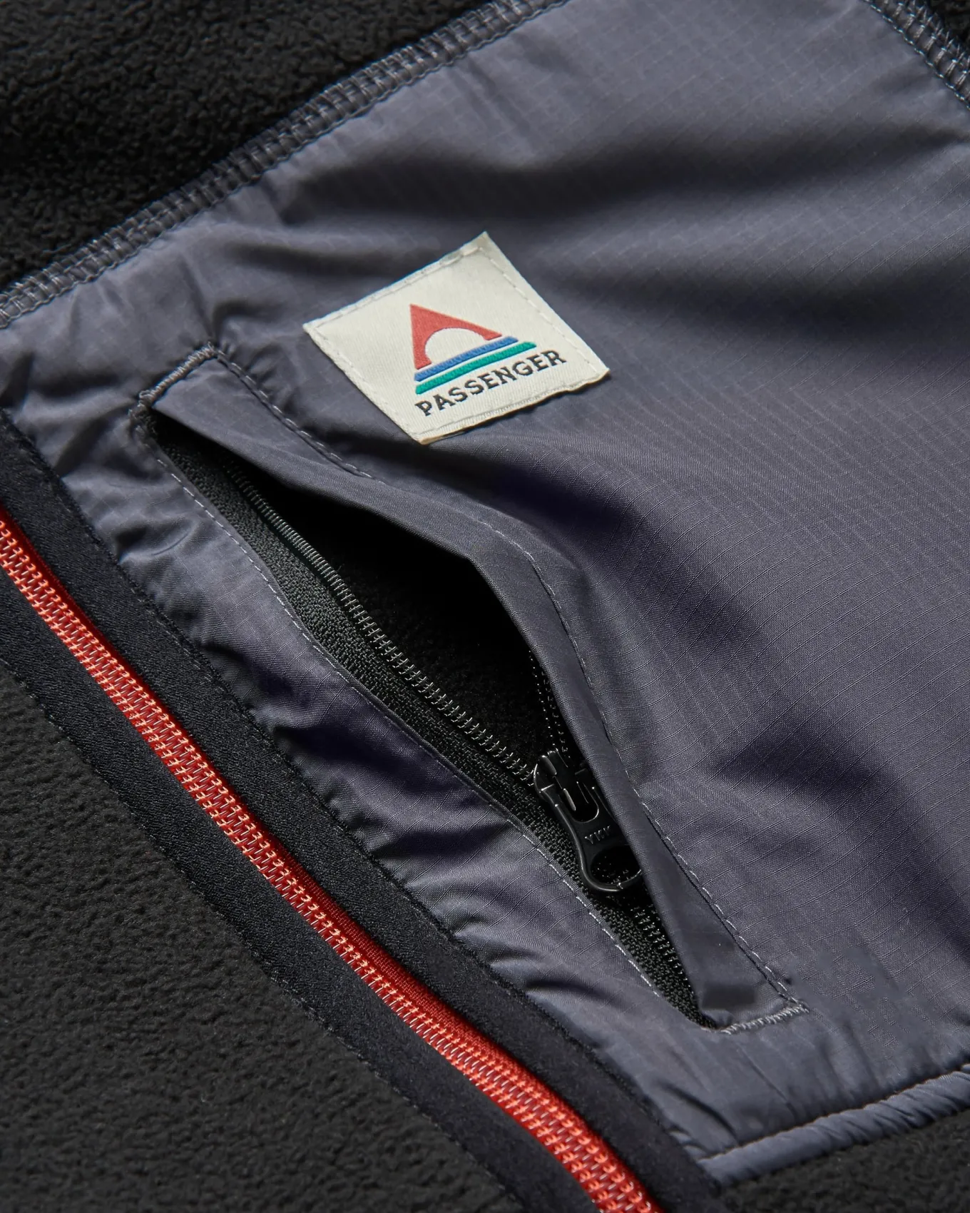 Loch Recyceltes Polarfleece mit Kapuze - Schwarz