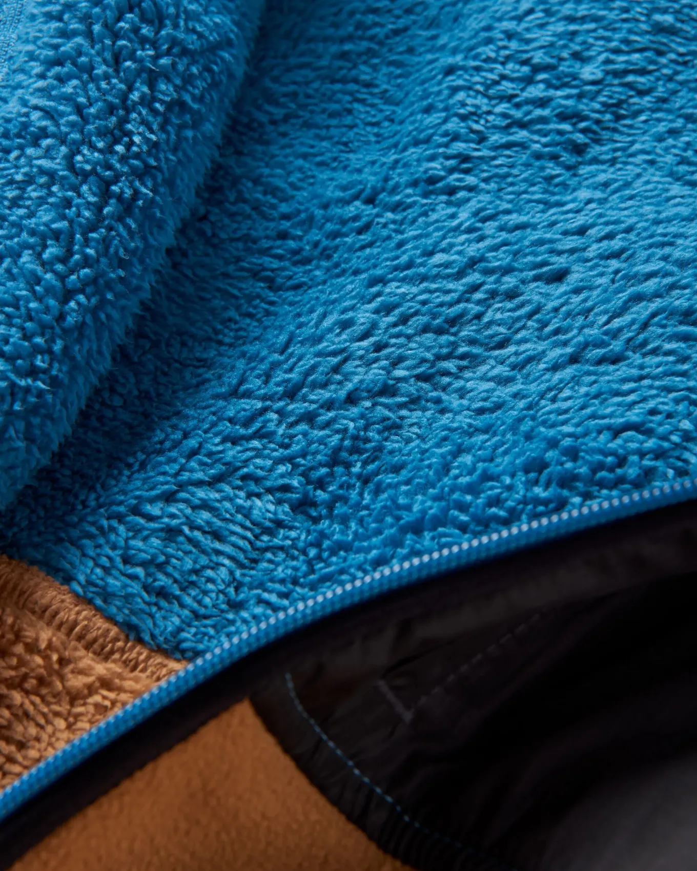 Loch Recyceltes Polarfleece mit Kapuze - Toffee/Blaustahl