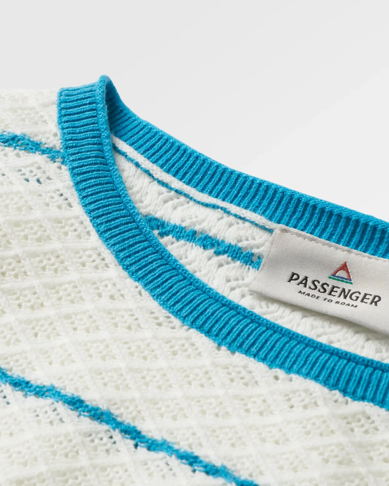 Migrate Organischer Gestrickter Pullover - Blauer Poolstreifen