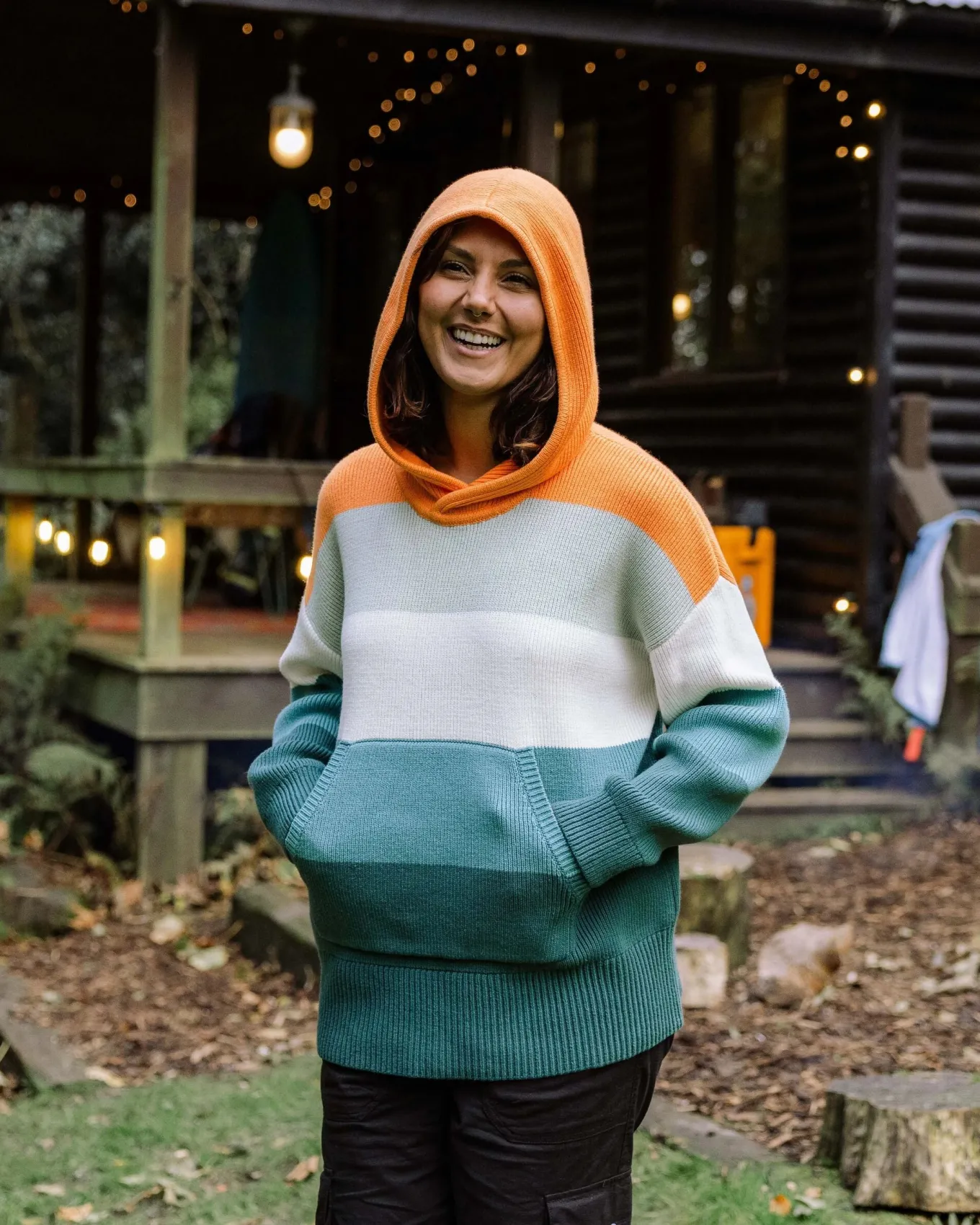Moments Übergroßer Bio-Strickpullover mit Kapuze - Mehrfarbig gestreift