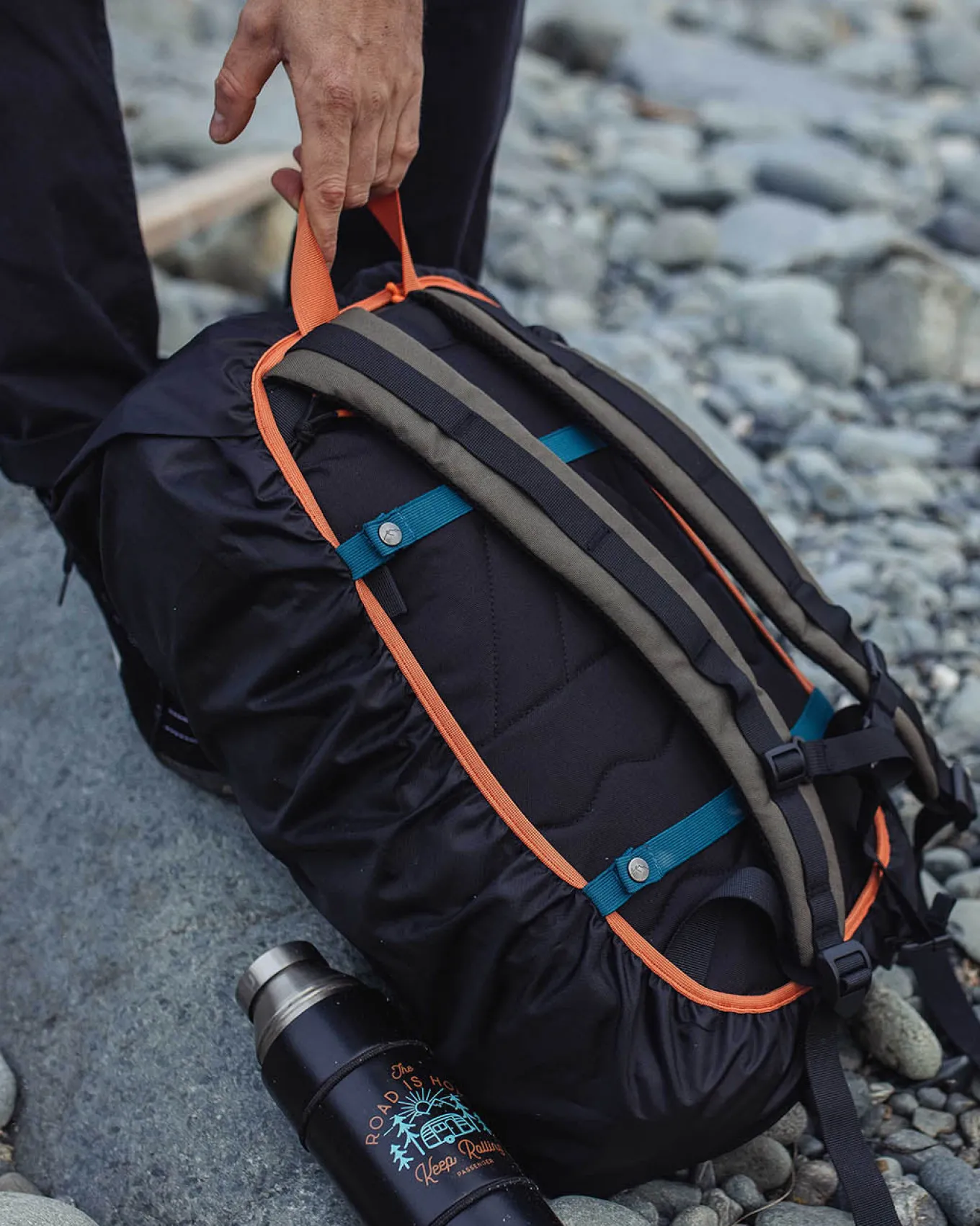 Recycelte wasserdichte Rucksackhülle (18-35L) - Schwarz