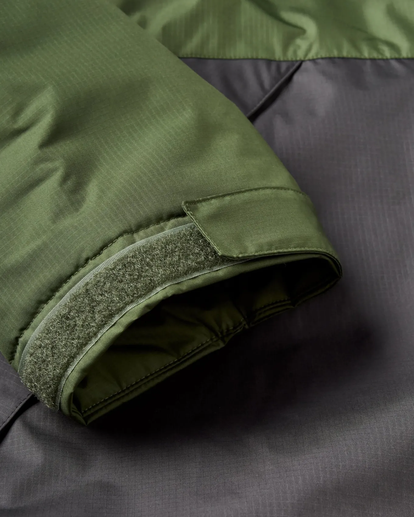 Tempest Recycelter Wasserdichter Surf-Poncho - Tannengrün/ Schwarz