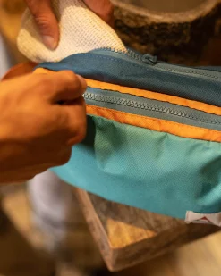 Travel Waschtasche aus recyceltem Material - Mehrfarbig