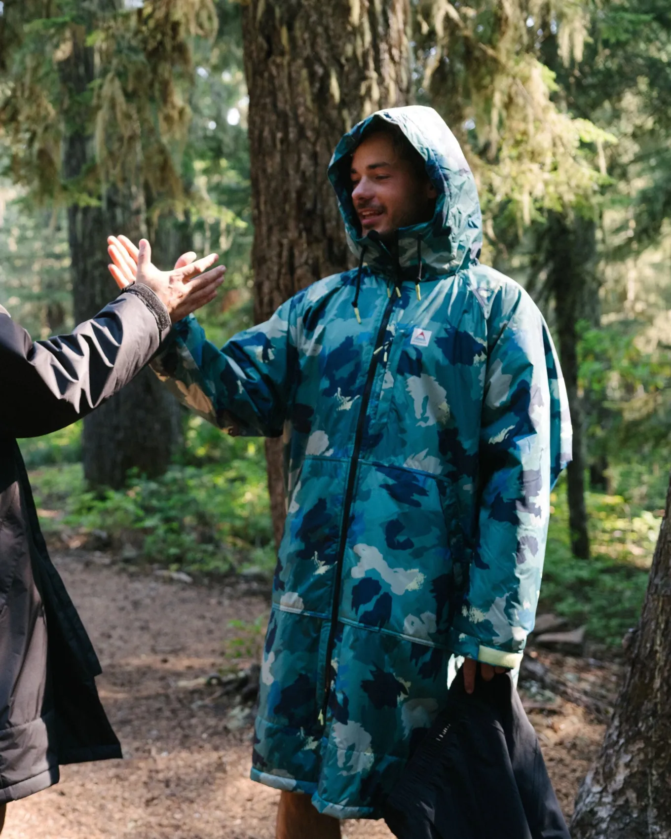 Waves Recycelter Sherpa Gefütterter Surf-Poncho - Alpen-Tarnung Regenwald