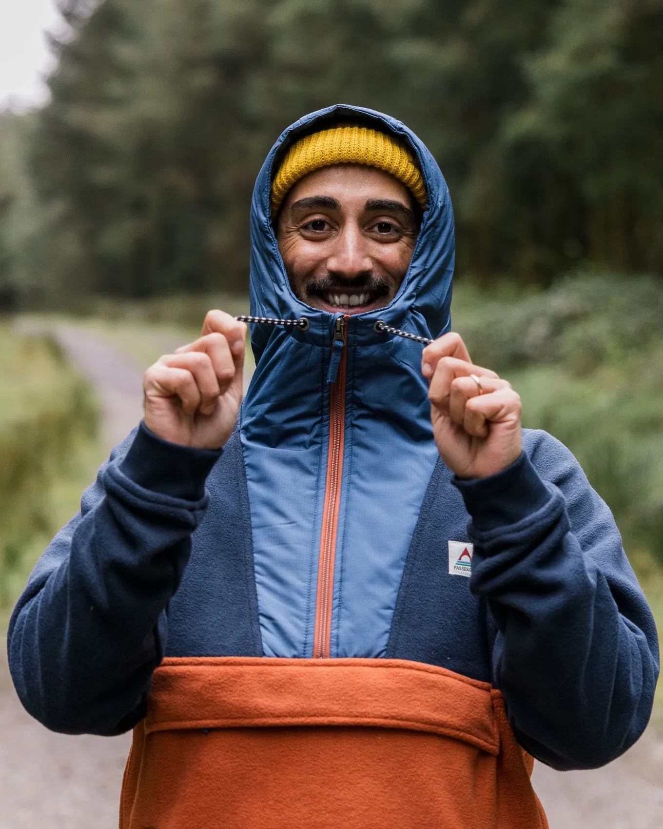 Woodland Kapuzenpullover mit 1/2 Reißverschluss aus recyceltem Polarfleece - Tiefes Marine/ Gebrannter Ton