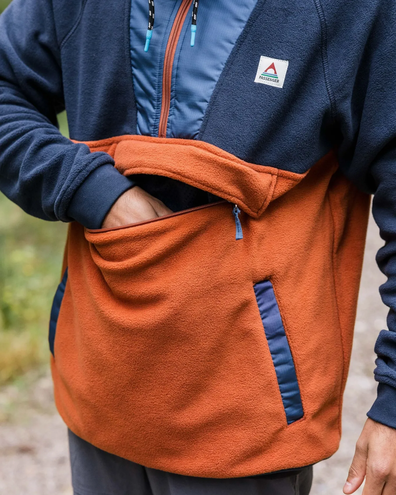 Woodland Kapuzenpullover mit 1/2 Reißverschluss aus recyceltem Polarfleece - Tiefes Marine/ Gebrannter Ton